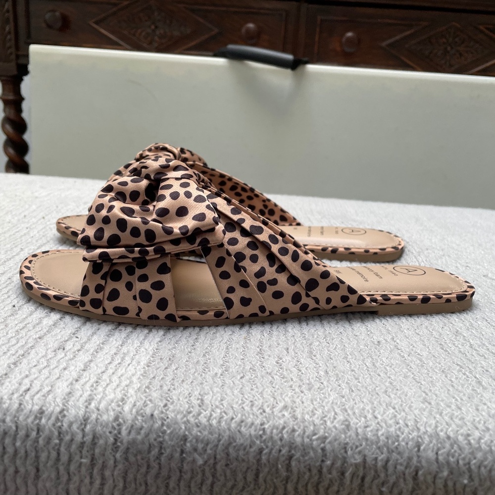 Brand New - Tan with black polka dots flat ladies size 9 W sandal